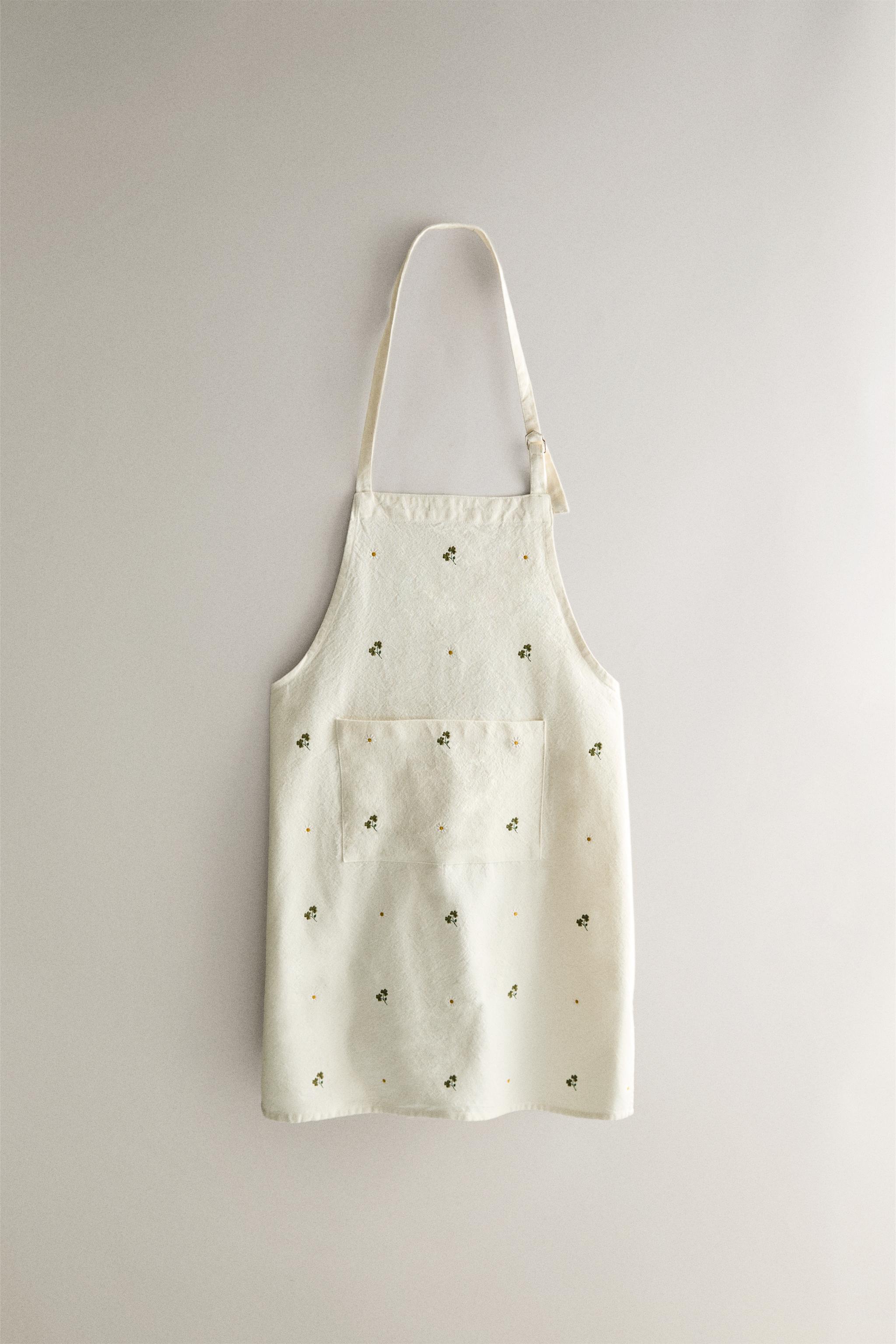 EMBROIDERED CLOVER APRON